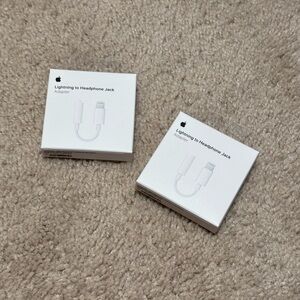 2 New
Lightning to 3.5 mm headphone jack adapter. Lightning- 3.5 mm. MMX62AM/A